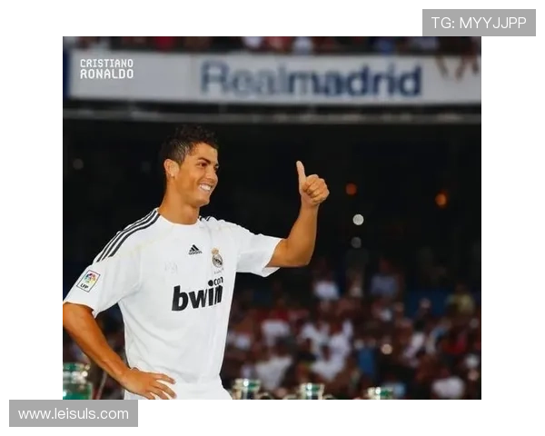 欧冠赛前踩场：C罗现身伯纳乌观看皇马训练