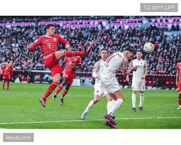 弗赖堡小球迷冲入场内拥抱偶像格里福，随后被保安带离