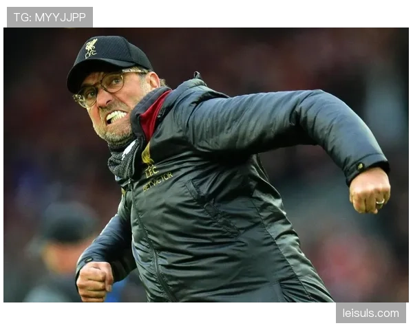 特写：赛后，利物浦主帅克洛普与助教详细复盘防守定位球录像